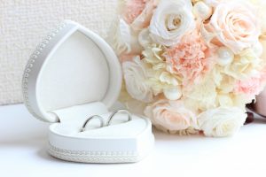 結婚指輪とブーケ
