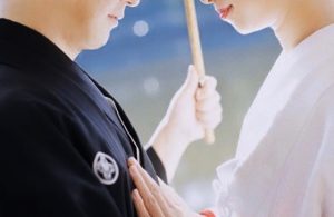 向かい合う新郎新婦