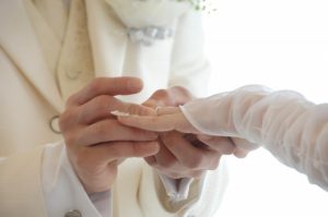 結婚式の指輪交換のシーン