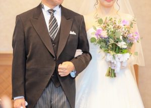 結婚式の父と娘