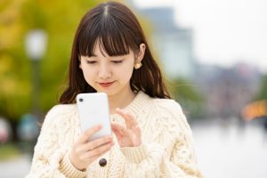 スマホを操作する女性