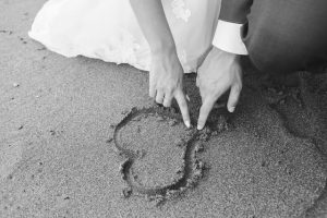 結婚式を挙げないナシ婚でも結婚の報告は必要⁉ どうやって報告すればいい？記事サムネイル