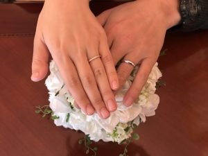 結婚指輪を付けた手