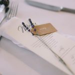 少人数結婚式のテーブルを円卓や長テーブルにする場合の席の配置のポイントとは？上座・下座はどこ？記事サムネイル