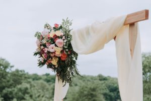 妊婦だけど結婚式に招待された！ いつまでなら出席できる？ 当日までの注意点は？記事サムネイル