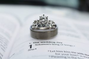 婚約指輪と結婚指輪の違いを教えて！指輪に関するお悩みポイントまとめ記事サムネイル
