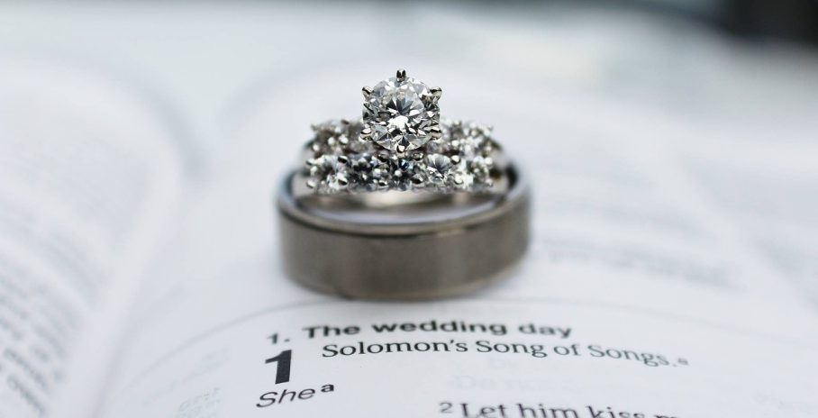 婚約指輪と結婚指輪の違いを教えて！指輪に関するお悩みポイントまとめ