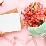 結婚式の招待状はいつまでに送る？手渡しや事前連絡のマナーも紹介記事サムネイル
