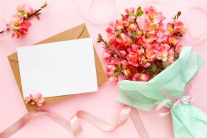 結婚式の招待状はいつまでに送る？手渡しや事前連絡のマナーも紹介記事サムネイル